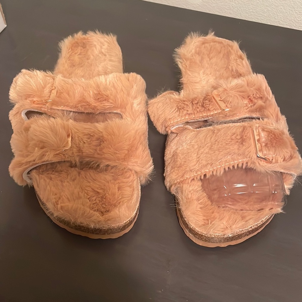 Women’s fuzzy sandals